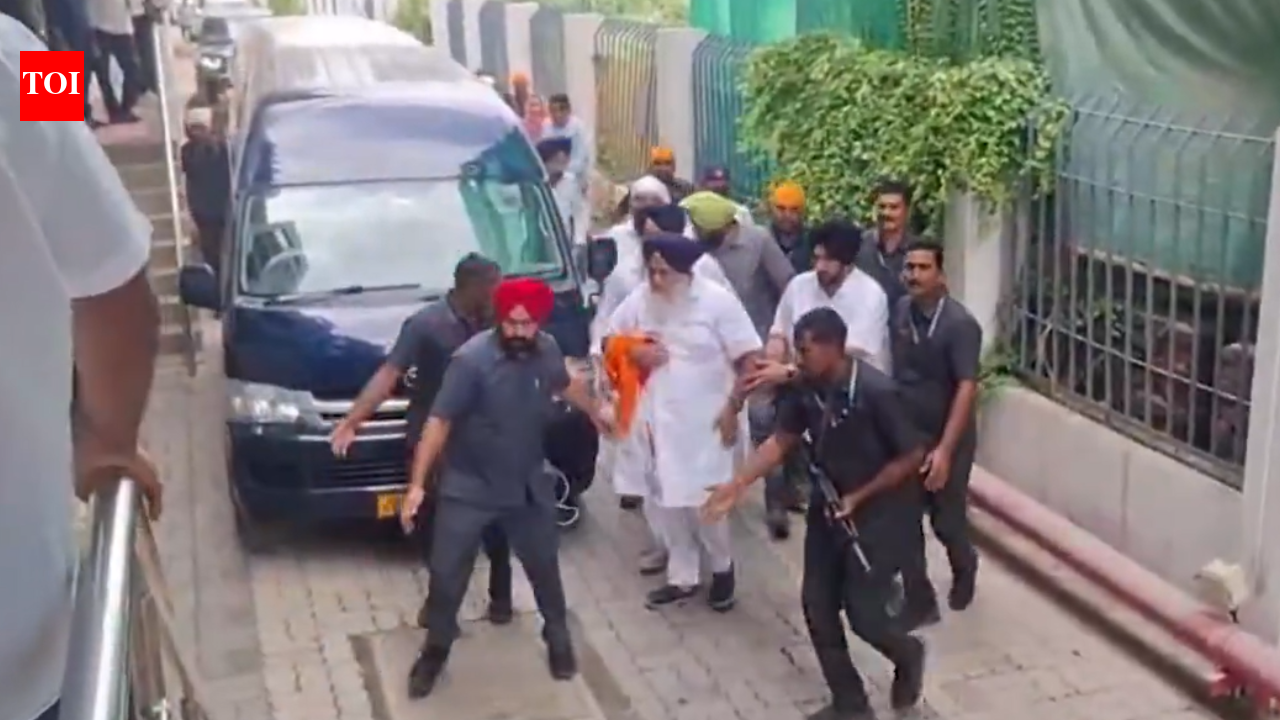 Sukhbir Singh Badal attacked near gurdwara in Maharashtra's Nanded, rushed to hospital